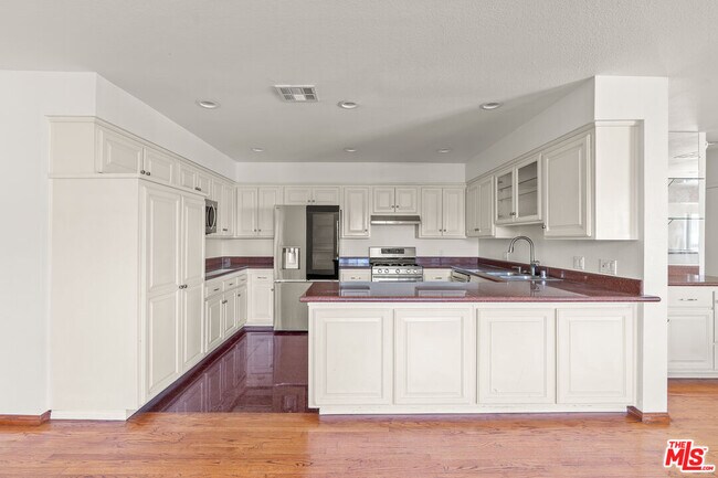 Building Photo - 3962 Oakfield Dr