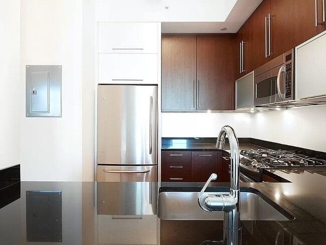 Building Photo - 100 Jay St