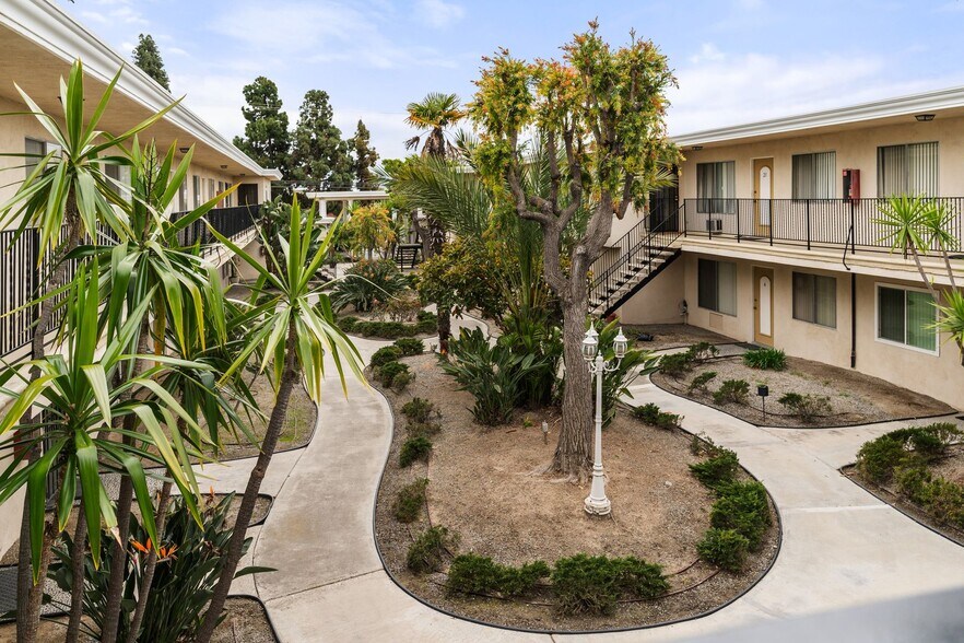 Building Photo - 8331 Lampson Ave