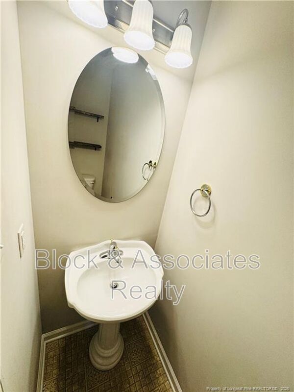 Building Photo - 109 Vail Ct