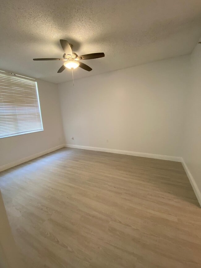 Building Photo - 630 S Sapodilla Ave