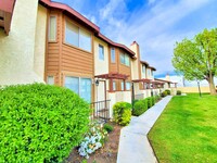 Building Photo - Spacious Townhome in Desirable Cypress Gle...