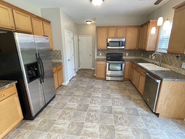 Building Photo - Saundersville Station home with renovation...