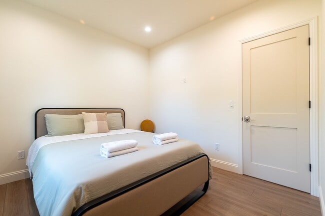 Building Photo - Contemporary New home in Monrovia