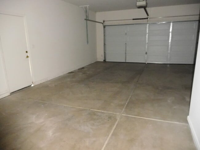 Building Photo - Lovely Single level with 4 Bed ,2 Bath and 3 Car Garage!