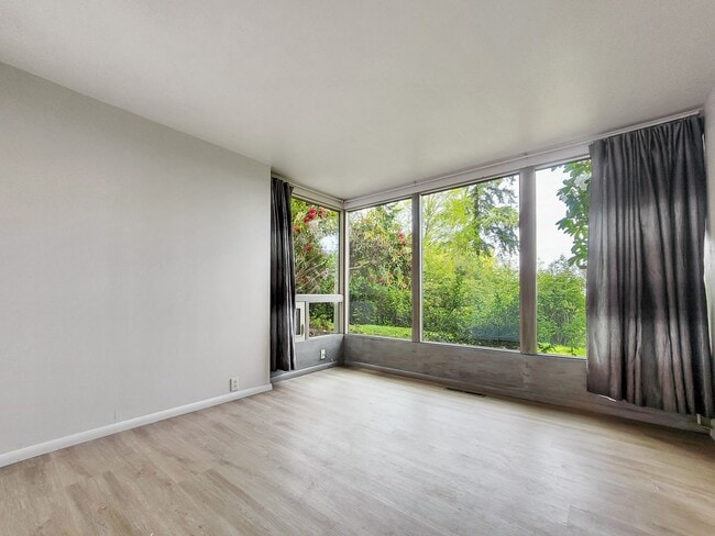 Building Photo - Vintage architectural home looking over Seattle and Bellevue metropolitan skyline.