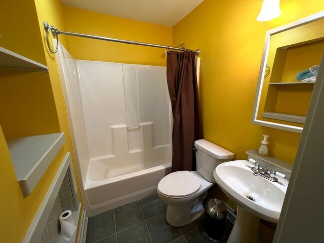 Building Photo - Lovely Furnished Home Available September ...