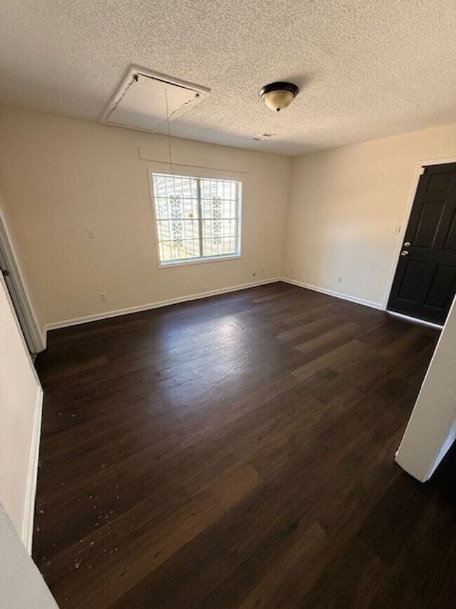 Building Photo - 4 bedroom 2 bath HOUSE!