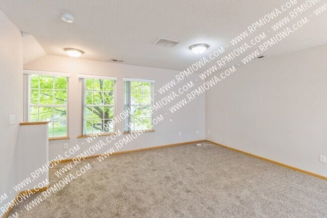Building Photo - GREAT LOCATION!! 2 Bedroom, 2 Bathroom Tow...