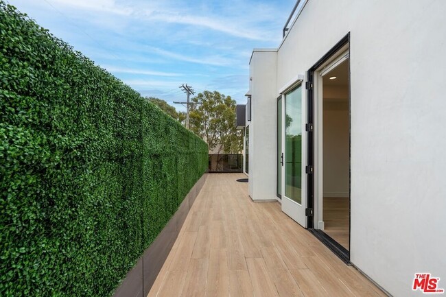 Building Photo - 505 S Barrington Ave