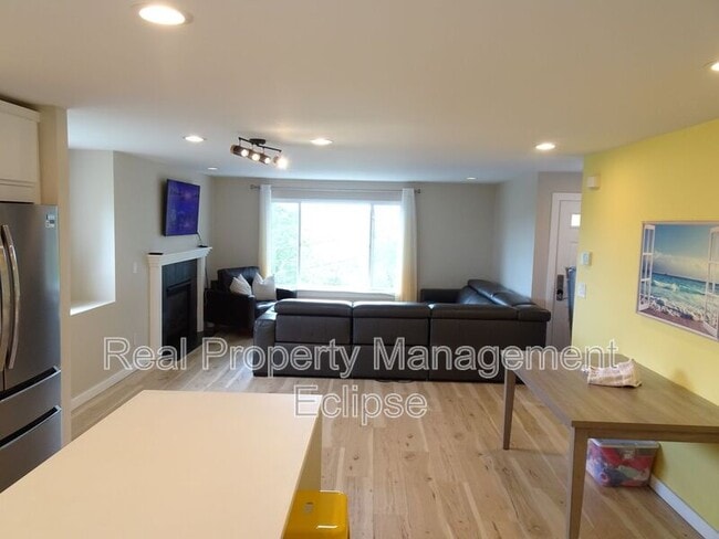 Building Photo - 4013 34th Ave S