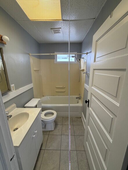 Building Photo - 104 N Grove St