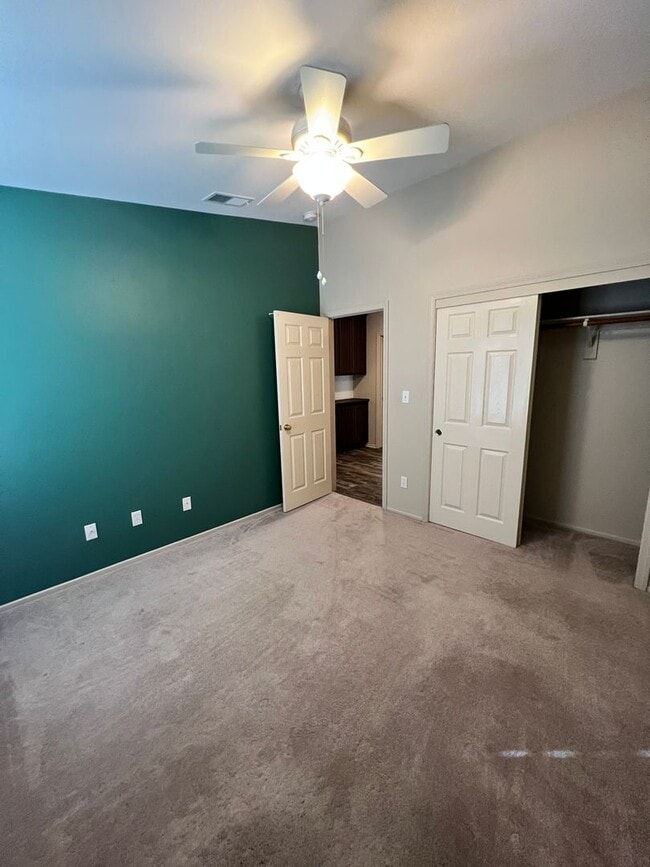 Building Photo - 412 Apple Way