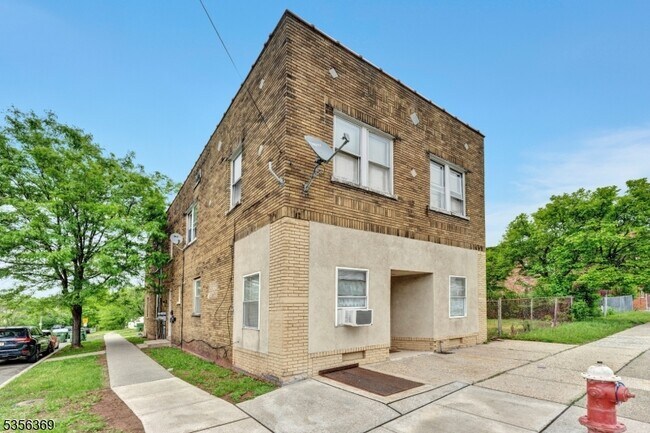 Building Photo - 1501 S Wood Ave
