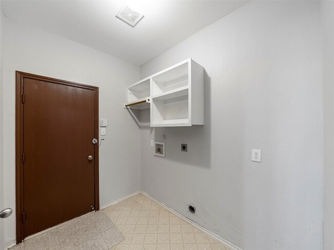 Building Photo - 9943 Red Cedar Dr