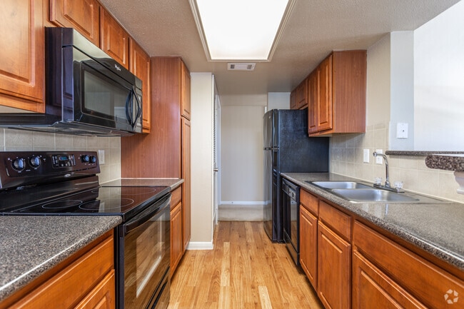 1BR, 1 BA - 802SF - Ashford Remington