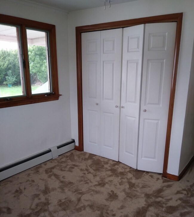 CLOSET W WASHER/DRYER HOOKUP - 511 Hickory St