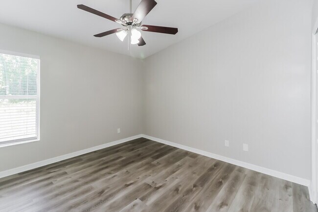 Building Photo - 3238 Riverdale Dr