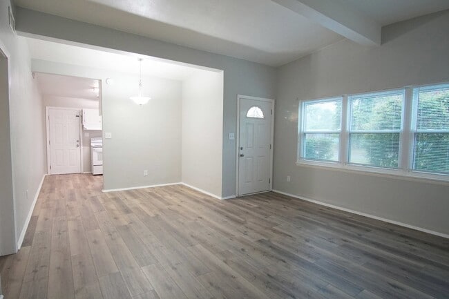 Building Photo - Well-Maintained 3BR/2BA Home with Fenced Y...