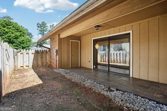 Building Photo - 2035 Powers Ferry Trce SE