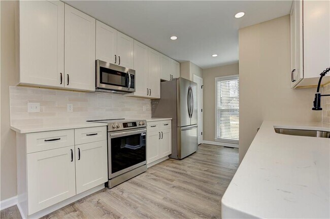 Building Photo - 637 Wedgewood Dr