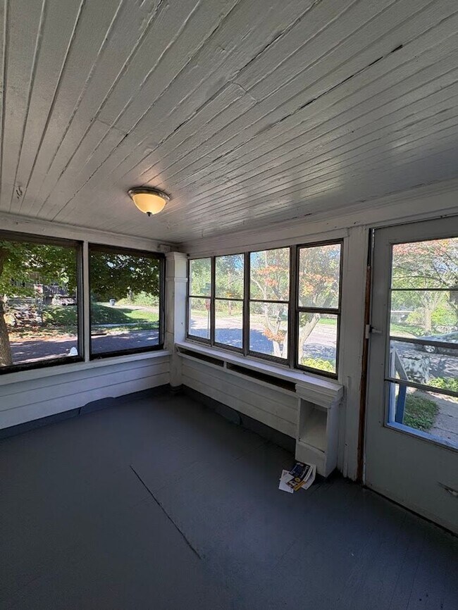 Building Photo - Three bedroom one bathroom home for rent