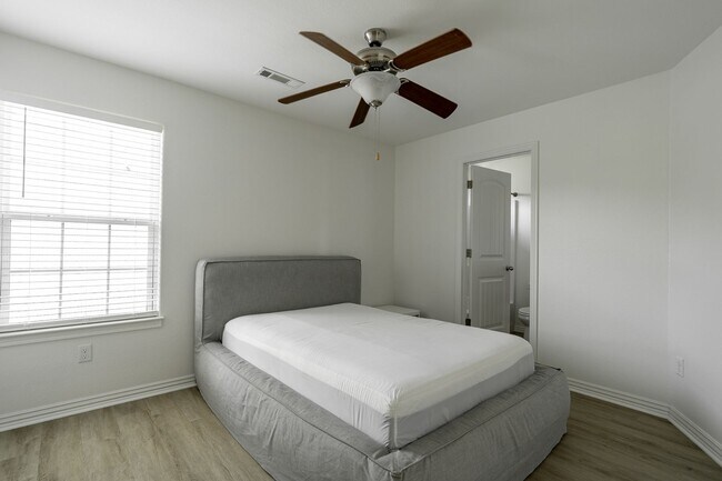 Building Photo - Beautiful 4 bedroom, 3.5 bathroom home in ...