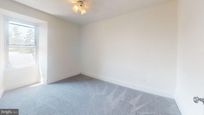 Building Photo - 127 Saude Ave