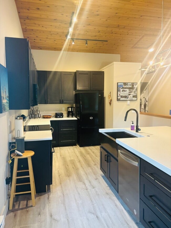 Building Photo - Big Sky Furnished Condo