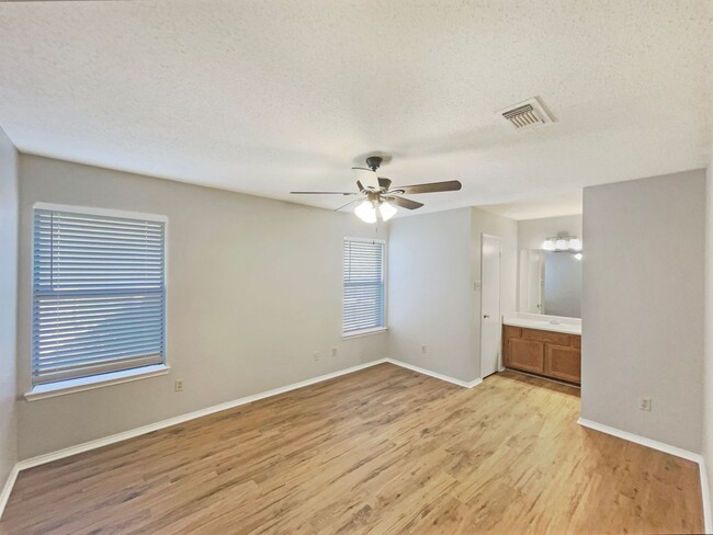 Building Photo - Updated 2 Bed, 2 Bath Duplex in Quiet Cul-...