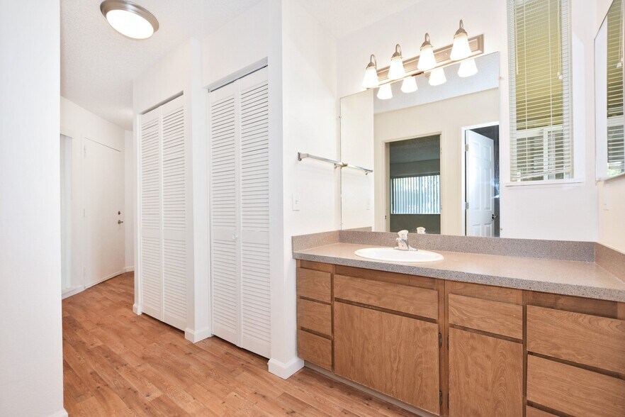 Building Photo - 12375 Mt Jefferson Terrace