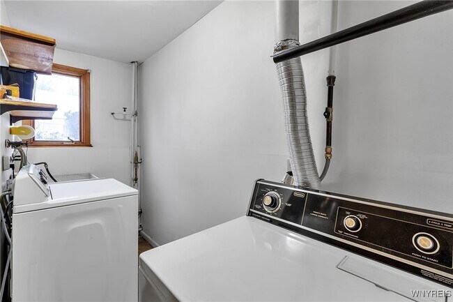 Building Photo - 28 Mead St