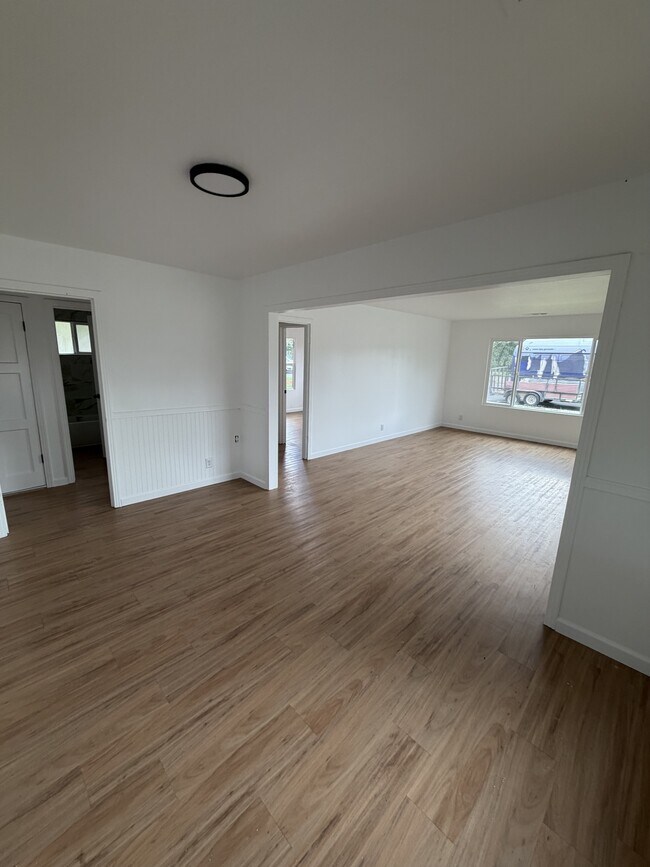 Building Photo - 910 E Tulare Ave