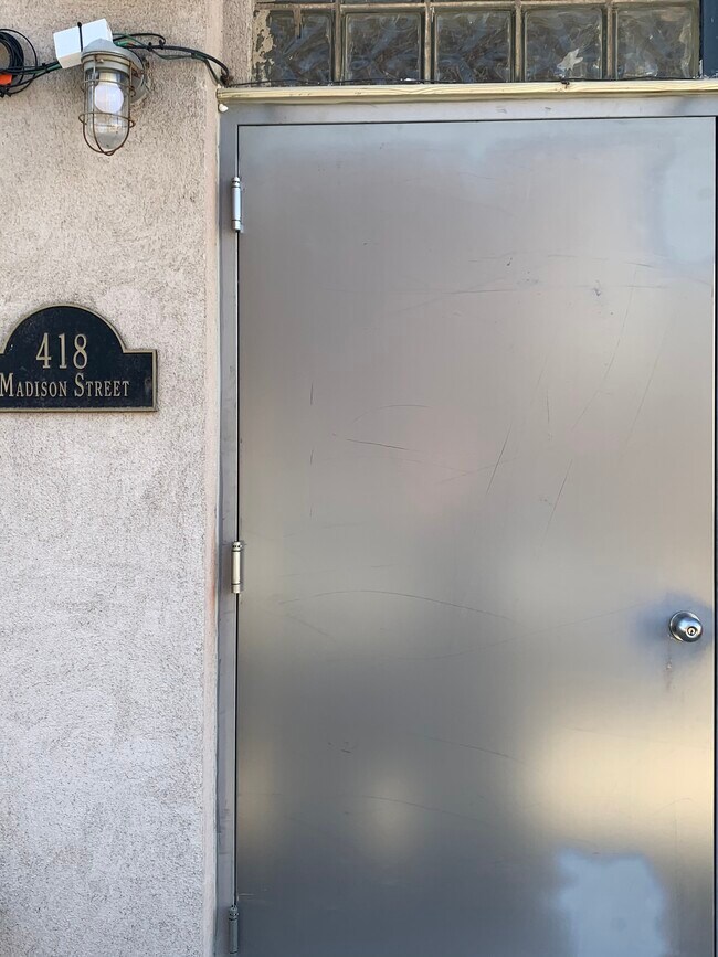 Building Photo - 418 Madison St