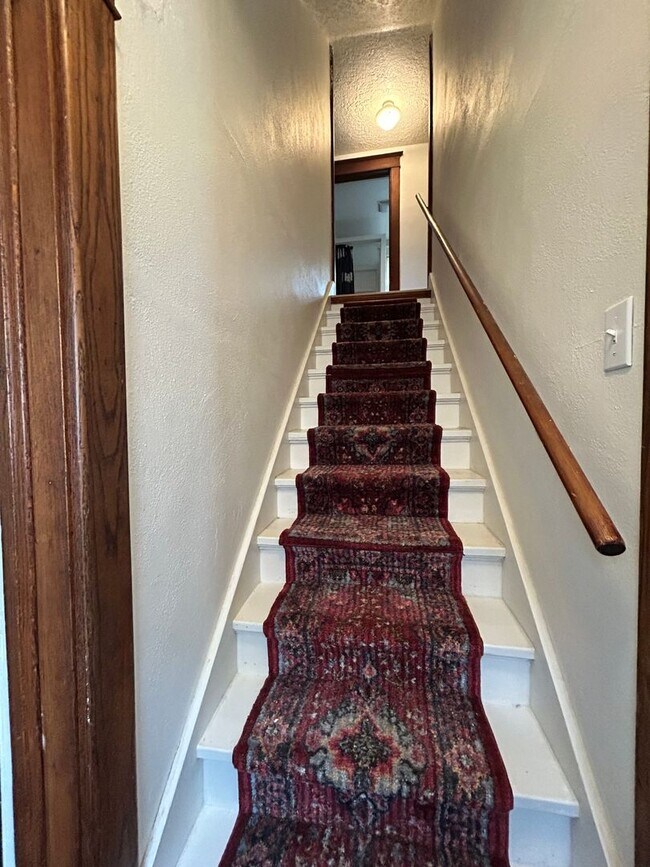 Building Photo - ! Available February !  4 Bed 2 Bath Cedar Falls Home