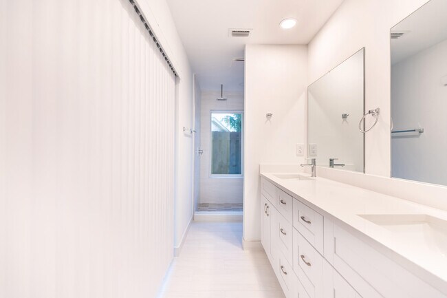 Building Photo - 7860 Stanway Pl