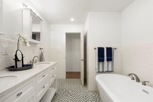 Building Photo - 2591 Spring Valley Dr