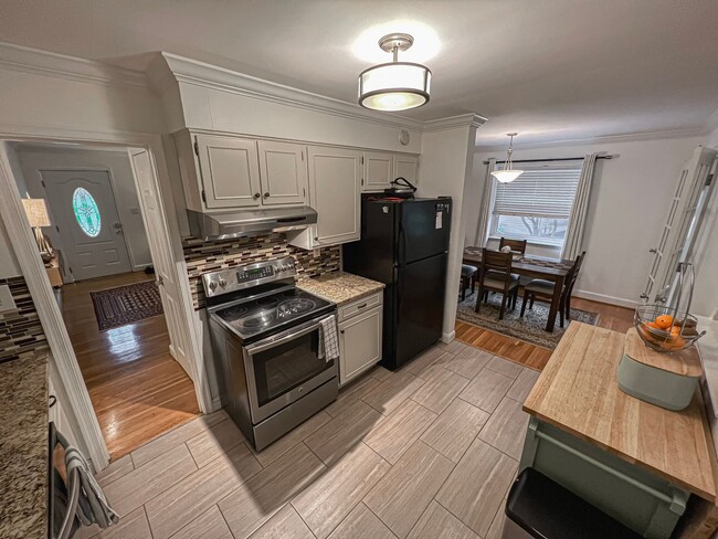 Building Photo - Sunny and Bright 4 Bedroom 3 Bath 2 Level ...