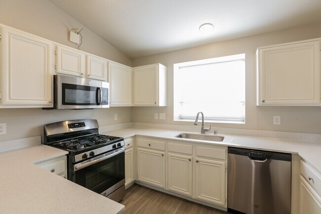 Building Photo - 541 Vantage Ave