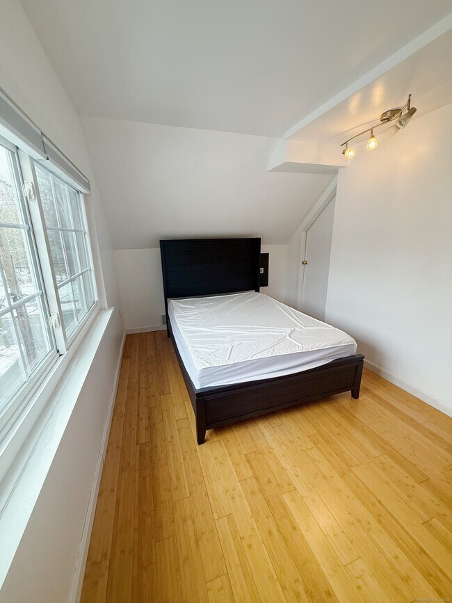 Building Photo - 1716 Farmington Ave