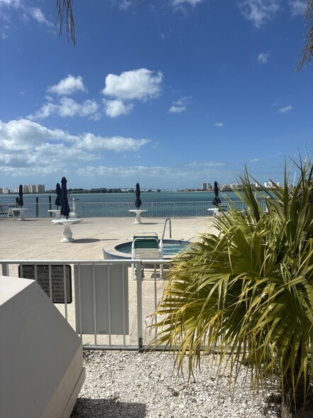 Building Photo - 100 Pierce St