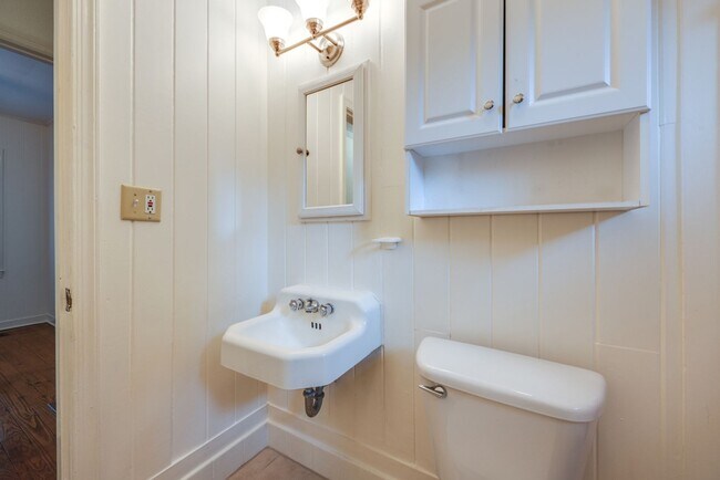 Building Photo - 3 Bedroom, 2 Bath Home Available 10/1/2025...
