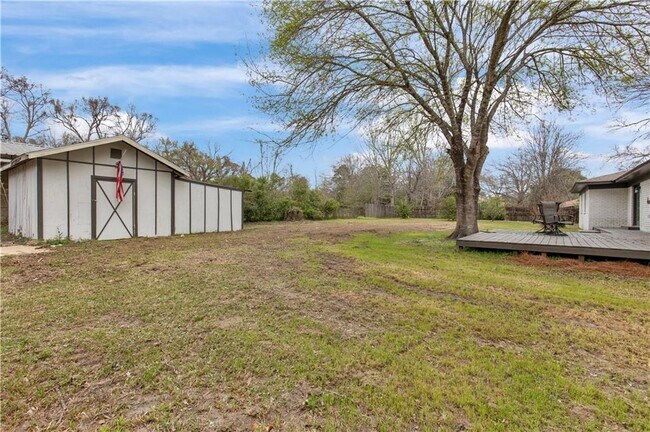 Building Photo - 8906 Viana St