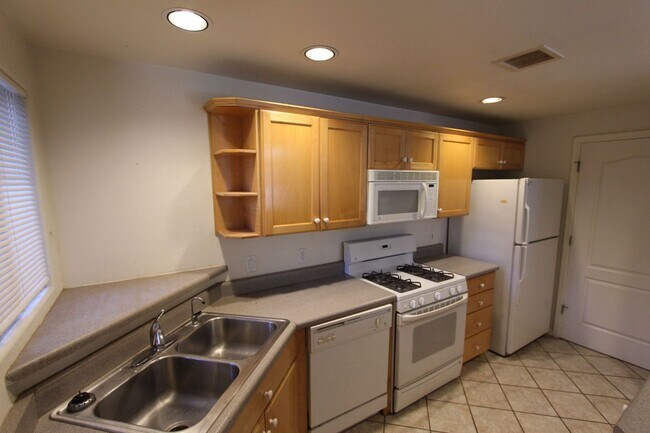 Building Photo - $500 off 1st months Rent!_3-Bedroom Summit Park Condo with Fireplace, Balcony & Covered Parking