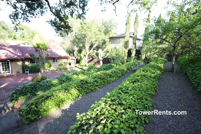 Building Photo - Santa Rosa: 3 bedroom, 2 1/2 bath Home wit...
