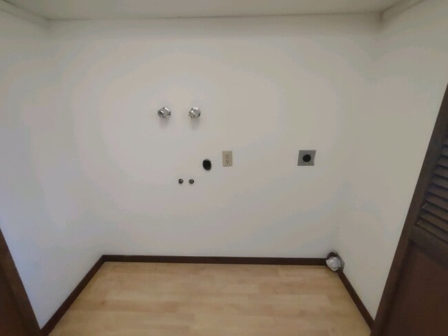 Building Photo - Large 2+ bedroom 2.5 bath home with large ...