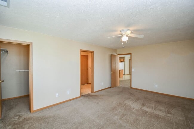 Building Photo - 1420 E Redwood Blvd