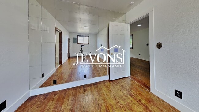 Building Photo - Charming 5-bedroom home near shopping, parks, and University of Puget Sound - Minutes from Cheney...