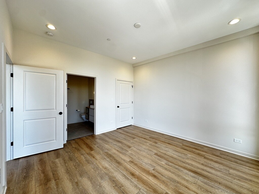 Building Photo - 6340 W Belmont Ave