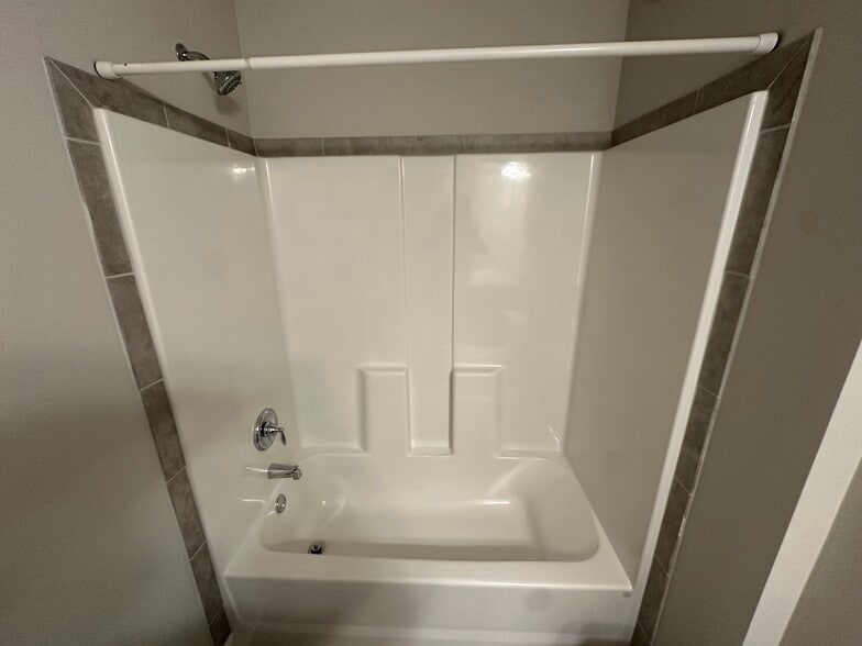 Full Guest Bathroom - 6410 Olmadison Pl